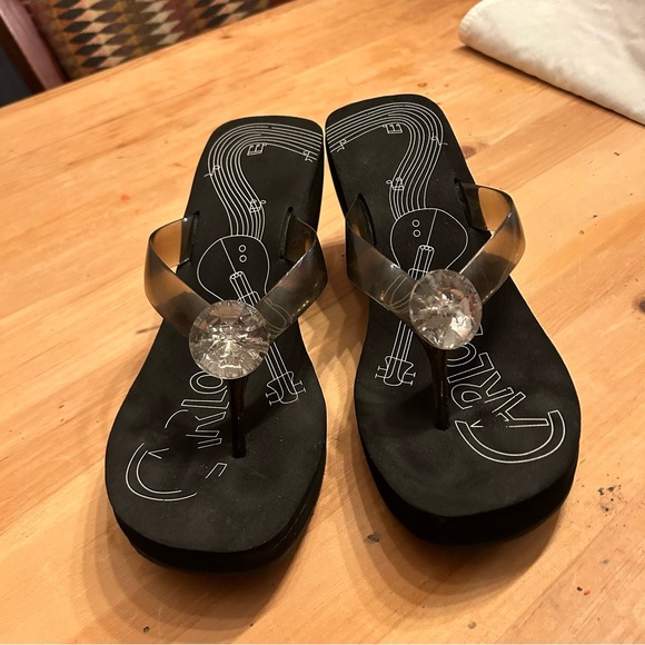 Black platform sandals with a clear strap thru toes, and pendant. Size 9 - Picture 5 of 6